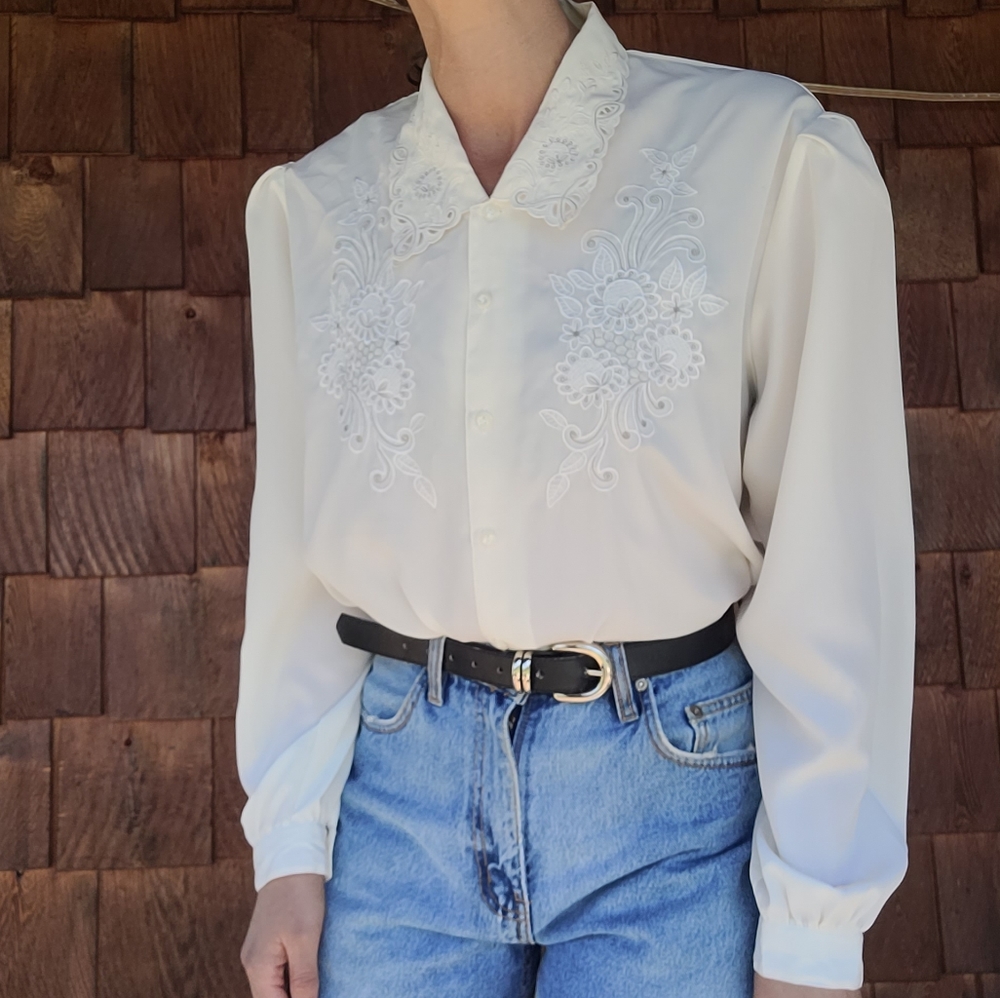 Beautiful white blouse - Picture 2 of 7
